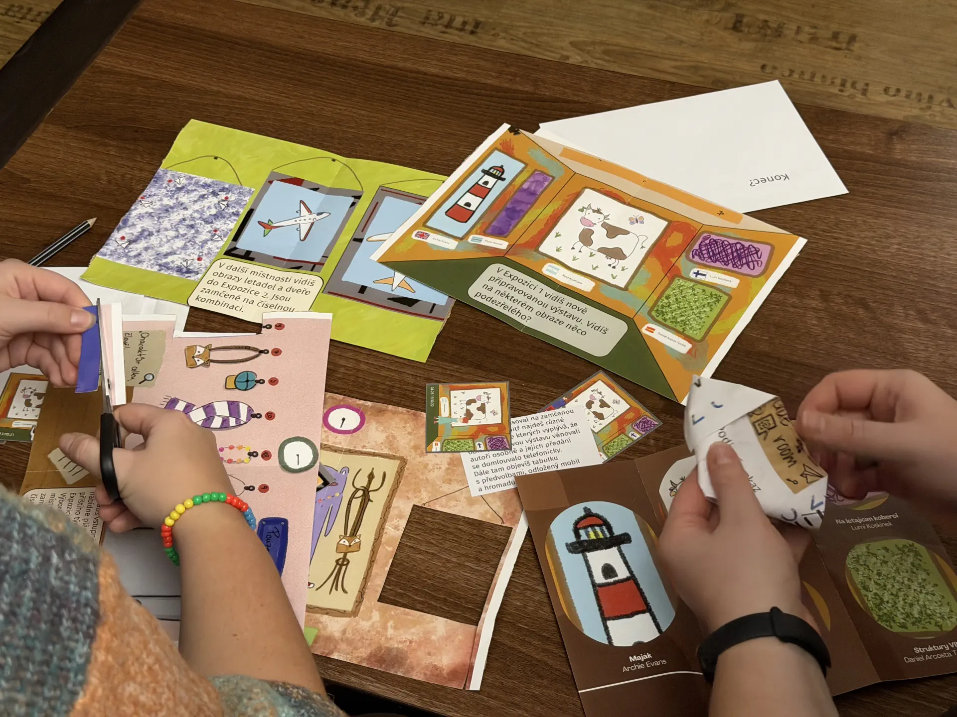 Hraní únikovky doma na stole
